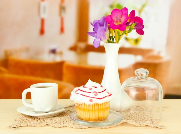 Cupcake on saucer with glass cover, on bright background — Stock Photo, Image