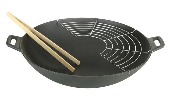 Padella wok nero isolato su bianco — Foto Stock