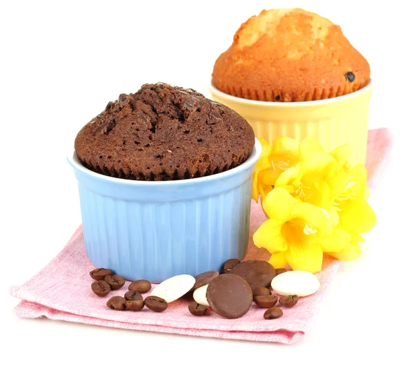 Cupcakes i skålar för bakning isolerad på vit — Stockfoto