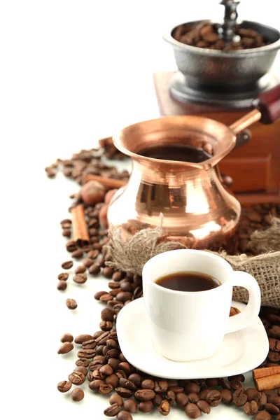 Cup en pot van koffie en koffiebonen, geïsoleerd op wit — Stockfoto