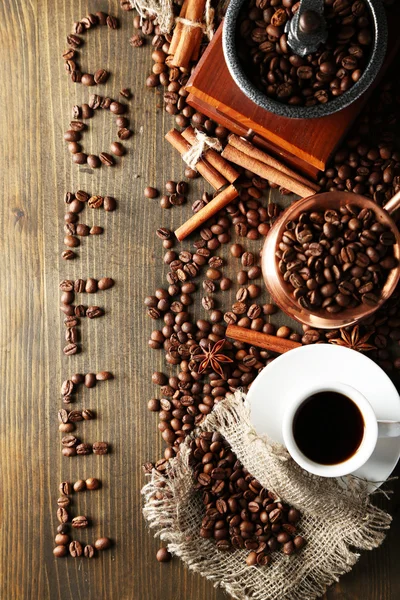 Kopje koffie, pot en grinder op houten achtergrond — Stockfoto