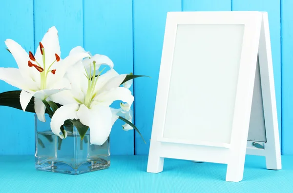 Marco de fotos blanco para la decoración del hogar sobre fondo azul — Foto de Stock