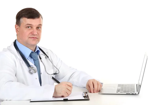 Medico che lavora alla scrivania isolato su bianco — Foto Stock