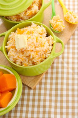 Tat pirinç lapası kabak masa örtüsü arka plan üzerinde tencere ile