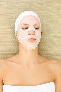 Bayan kumaş bambu hasır arka plan üzerinde yüz maskesi