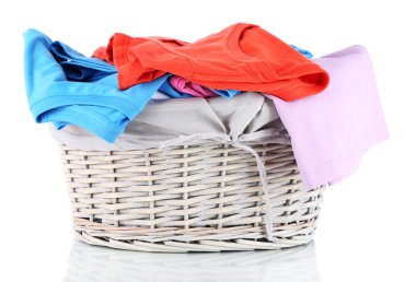 ahşap sepet beyaz izole giysilerle