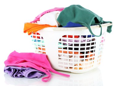 plastik sepet beyaz izole giysilerle