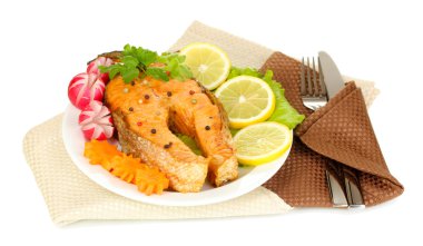 limon ve sebzeler üzerinde beyaz izole iştah açıcı ızgara somon