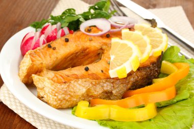 iştah açıcı ızgara somon limon ve sebze yakın çekim