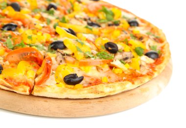 sebze, tavuk ve zeytin üzerinde beyaz izole lezzetli pizza