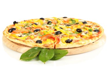 sebze, tavuk ve zeytin üzerinde beyaz izole lezzetli pizza
