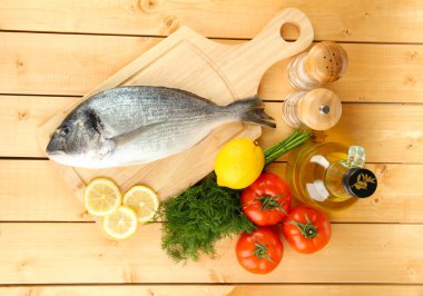 doğrama kurulu limon ve sebzeler üzerinde ahşap masa üzerinde taze dorado