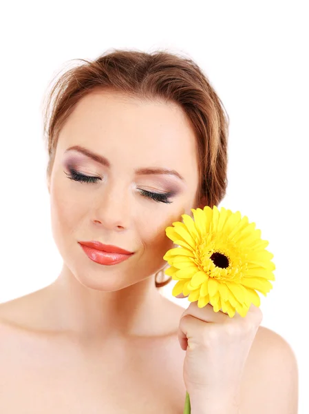 Vacker ung kvinna med ljusa make-up, hålla blomma, isolerad på vit — Stockfoto