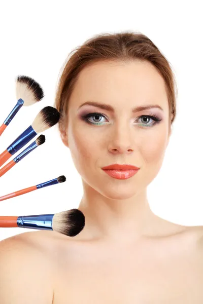 Porträt einer schönen Frau mit Make-up-Pinseln, isoliert auf Weiß — Stockfoto