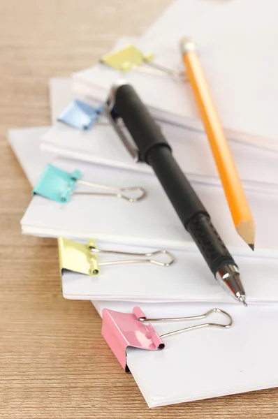 Documenten met bindmiddel clips op houten tafel — Stockfoto