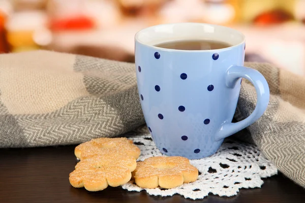 Kopp te med halsduk på bord i rummet — Stockfoto
