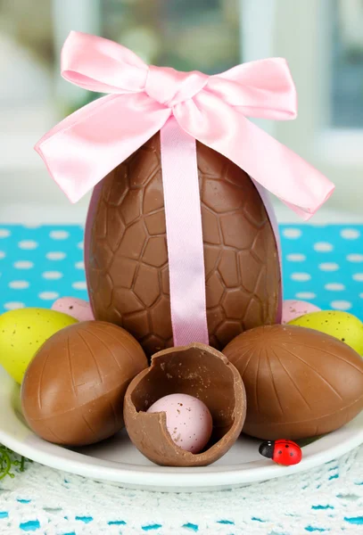 Composizione di Pasqua e uova di cioccolato su sfondo finestra — Foto Stock