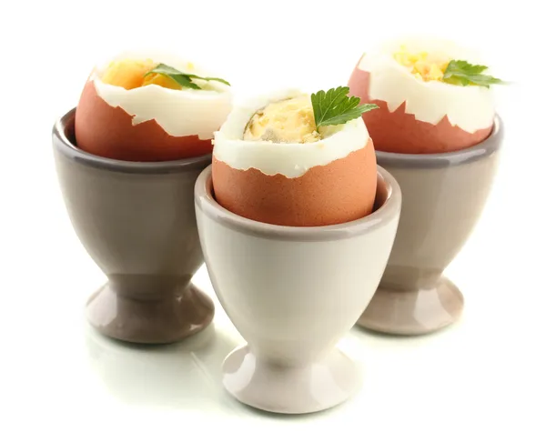 Œufs cuits dans une tasse à œufs, isolés sur du blanc — Photo