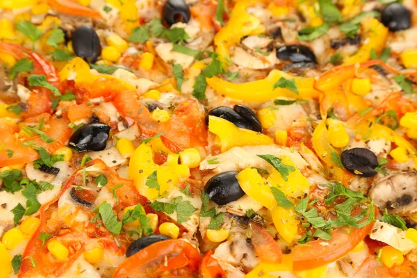 Tasty pizza with vegetables, chicken and olives close-up — Stock Photo, Image