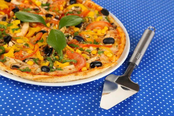 Pizza saborosa na toalha de mesa azul close-up — Fotografia de Stock