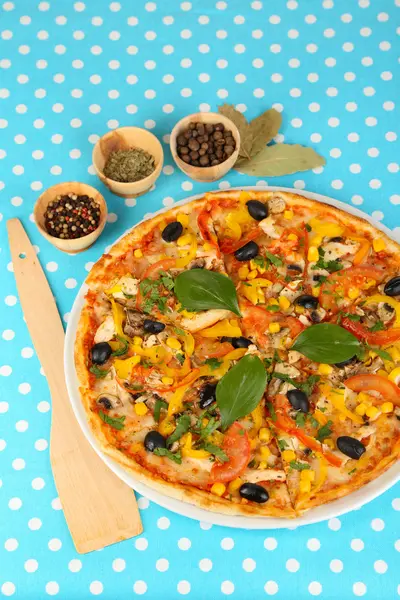 Pizza saborosa na toalha de mesa azul close-up — Fotografia de Stock