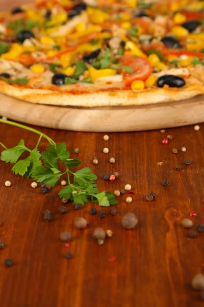 Gustosa pizza sul tavolo di legno primo piano — Foto Stock
