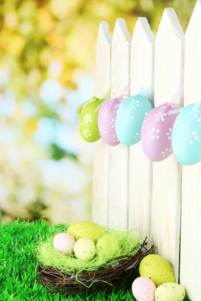 Kunst Ostern Hintergrund mit Eiern hängen am Zaun — Stockfoto