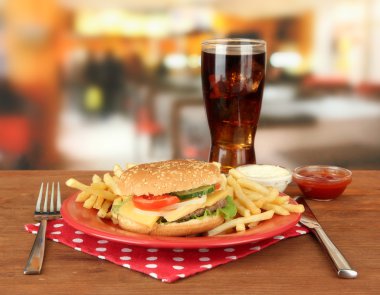 patates kızartması ve parlak zemin üzerine soğuk içecek ile lezzetli peynirli burger