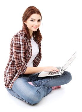 güzel genç kadın ile üzerine beyaz izole laptop