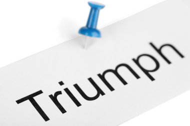 Bunun üzerine beyaz izole yazılı kelime triumph ile kağıt üzerinde itme