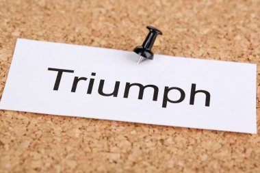 cork board üzerinde kelime triumph ile kağıt üzerinde itme