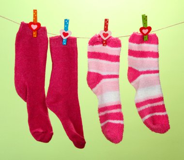 renkli çorap clothesline, renkli arka plan üzerinde asılı