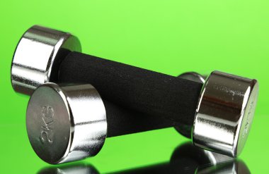 yeşil zemin üzerine 2 kg halter