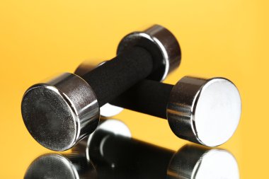 Sarı zemin üzerine 2 kg halter