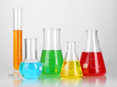 test tüpleri ile üzerine beyaz izole renkli sıvı