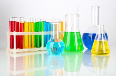 test tüpleri ile üzerine beyaz izole renkli sıvı