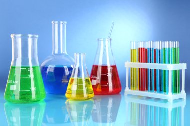 test tüpleri ile mavi arka plan üzerinde renkli sıvı