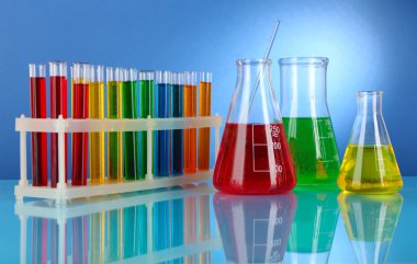 test tüpleri ile mavi arka plan üzerinde renkli sıvı