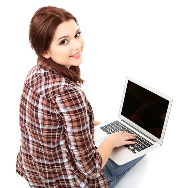 Belle jeune femme avec ordinateur portable isolé sur blanc — Photo