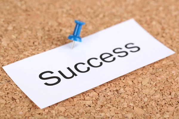 Push pin on paper with word success on cork board — Stock Photo, Image