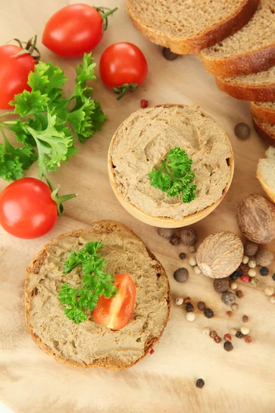 Paté fresco sobre cuchara de madera, sobre fondo de madera — Foto de Stock