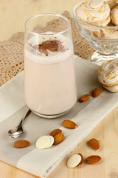 Bicchiere di cocktail alla crema al cioccolato su tavolo di legno primo piano — Foto Stock