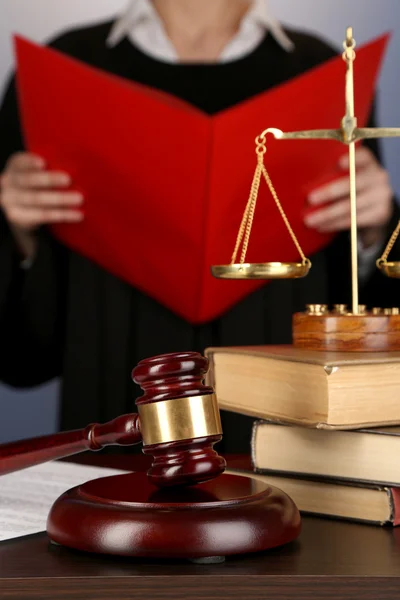 Суддя читає вирок на фіолетовому тлі — стокове фото