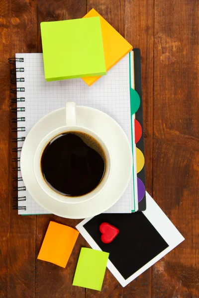 Xícara de café na mesa de trabalho de perto — Fotografia de Stock