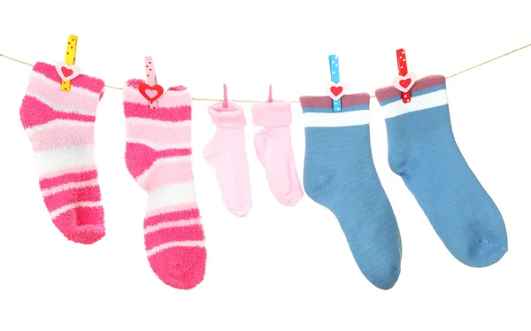 Разноцветные носки, висящие на веревке, изолированные на белом — стоковое фото