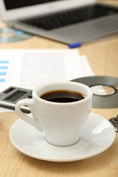 Tazza di caffè su desktop di ufficio primo piano — Foto Stock
