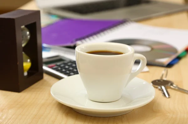 Tasse de café sur bureau close-up — Photo