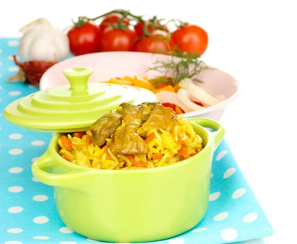 Delizioso pilaf con verdure isolate su bianco — Foto Stock