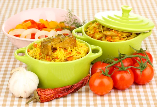 Delicioso pilaf com legumes no fundo da toalha de mesa — Fotografia de Stock