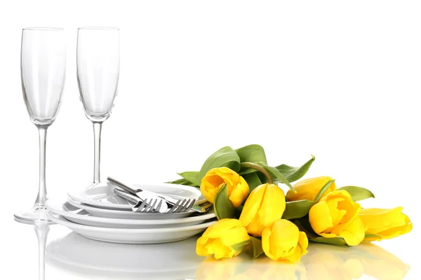 Gele tulpen en gebruiksvoorwerpen voor portie geïsoleerd op wit — Stockfoto